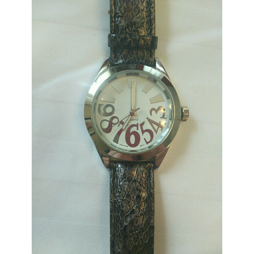 Silver tone wristwatch with fun numbers typography